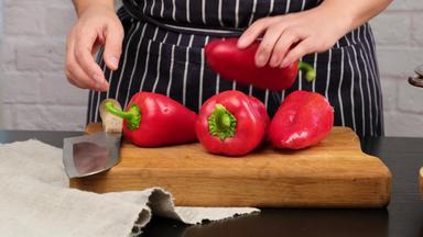 高加索人女人厨房桩红色的成熟的辣椒棕色（的）厨房董事会